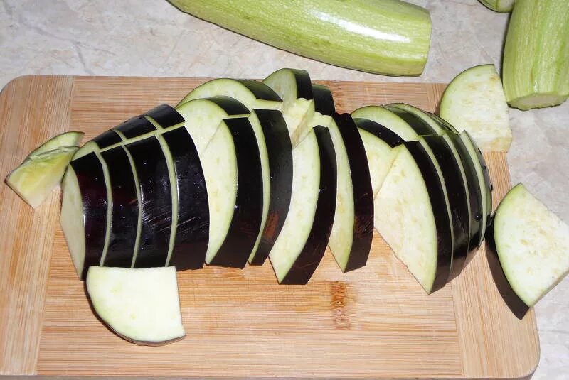 нарезка баклажанов брусочками. как нарезать баклажаны. баклажаны нарезанные кружочками. чем вырезать сердцевину кабачка. нарезанный баклажан.