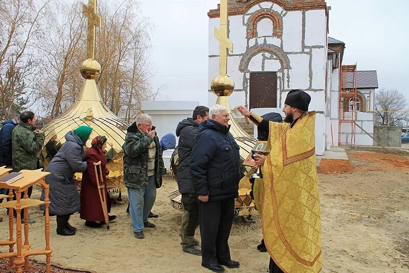 Озинки (посёлок). Погода в озинках сейчас. Федоровский храм в озинках. Федоровский храм в озинках. Праздник на улице фото.