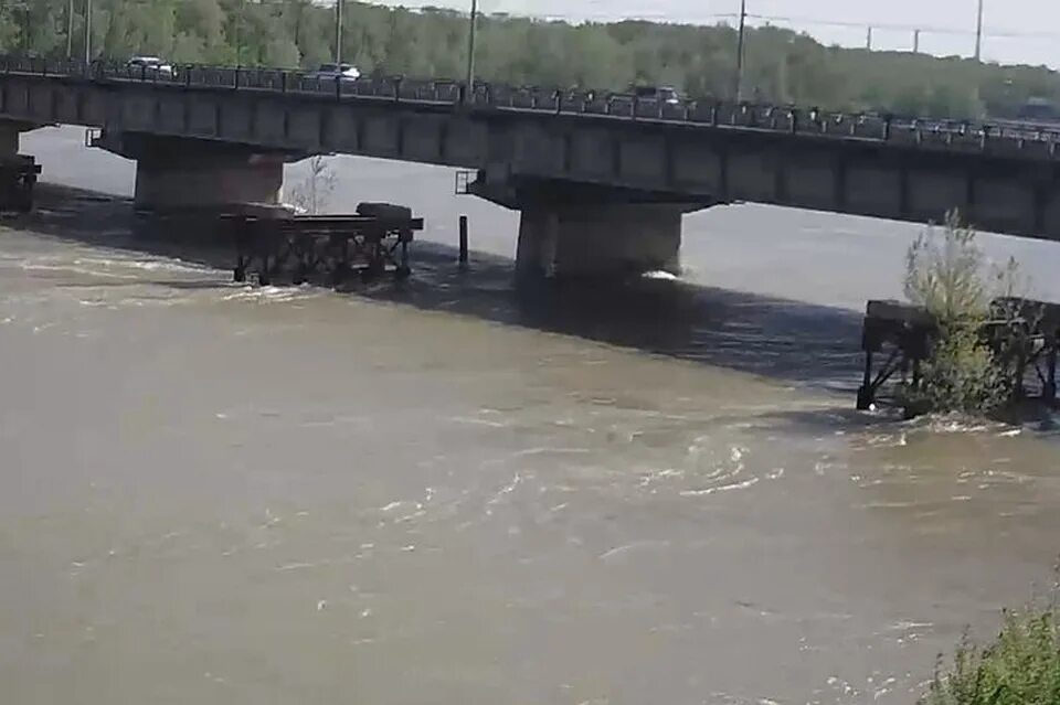 Уровень рек в новокузнецке веб. Река Томь Новокузнецк. Кемерово Томь река сейчас. Уровень воды река Томь в Новокузнецке. Уровень реки Томь в Новокузнецке.