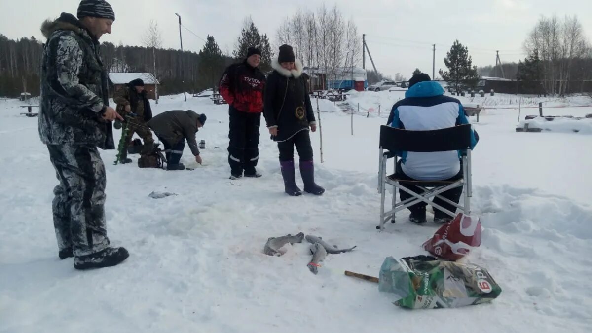 Платная рыбалка трубицино. Шабровский пруд Екатеринбург. Зимняя платная рыбалка. Зимняя рыбалка на Шабровском пруду. Зимняя рыбалка в Еганово.