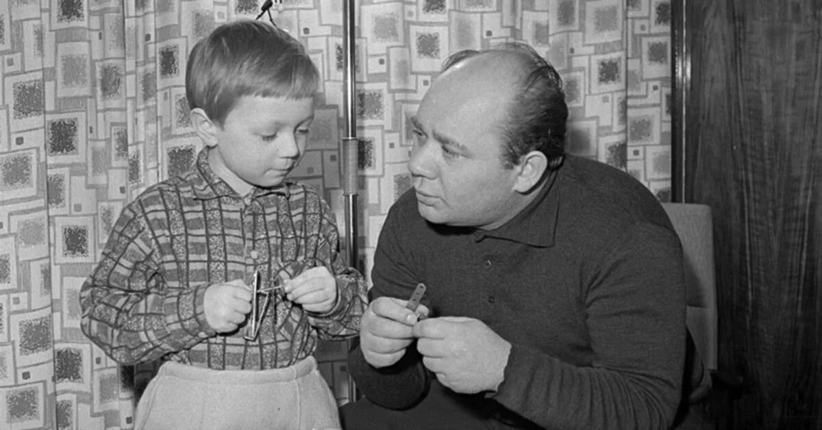С детства работал с отцом. С детства работал с отцом