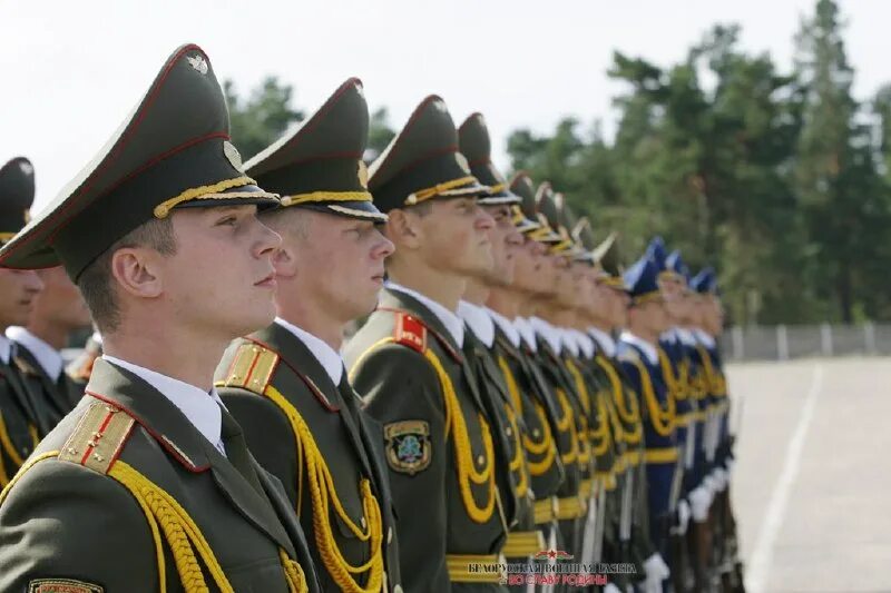 Равняйсь смирно. Форма Беларуси Военная парадная. Парадная форма армии Беларуси. Парад военных РБ. Военная форма беларуси