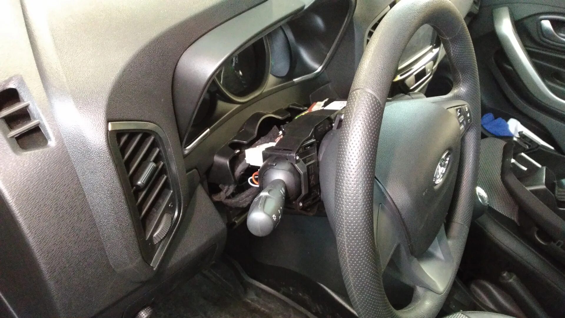 Тросы кулисы мкпп субару импреза. Кольцо рулевой колонки ваз 2114. Кожух руля калина 1. Кулиса картбой субару импреза gd. Под кожухом.