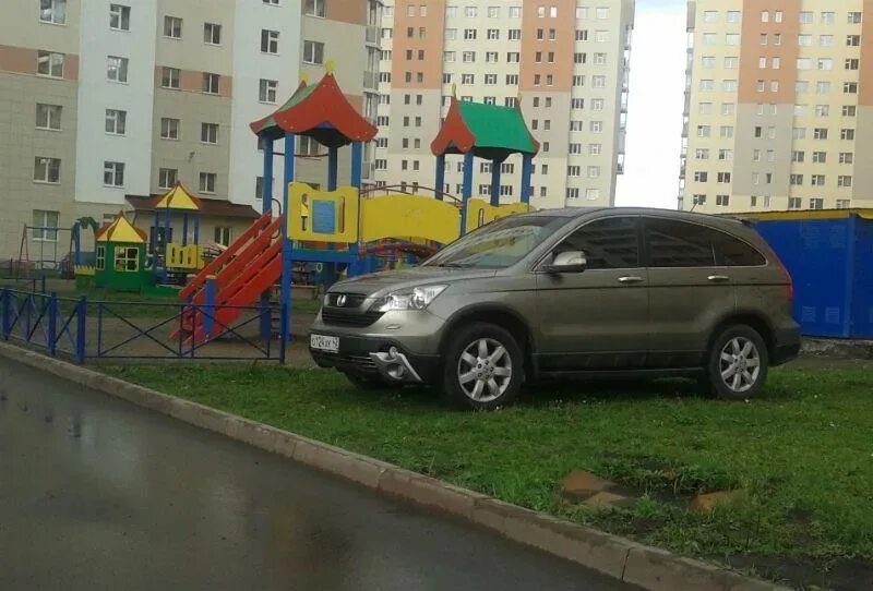 Курилин паркует свой автомобиль на детской площадке возле дома. Машины на детских площадках. Площадка машина. Парковка на детской площадке. Мытье авто в неположенном месте.