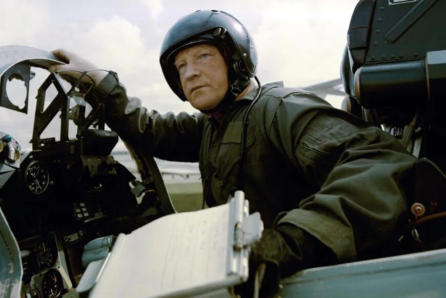 Юрий шеффер летчик. Летчика испытателя петровича. Летчик испытатель волк игорь петрович. Волков игорь петрович. Роман таскаев летчик.