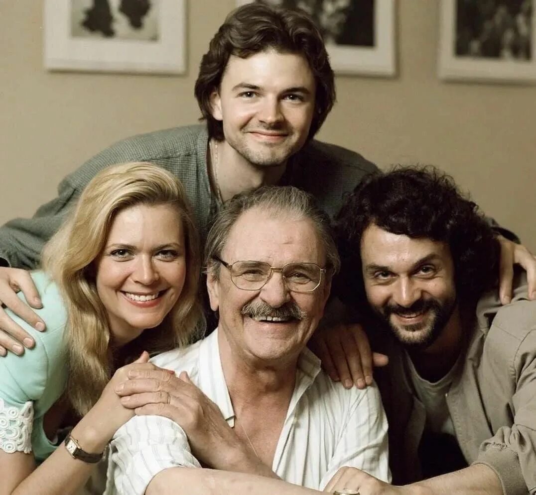 Актерские семьи. Фотографии знаменитых семей. Жена сильвестра сталлоне. Modern family. Алек болдуин семья фото.
