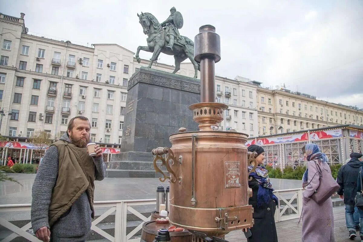 105 лет октябрьской революции кпрф в москве. День города москва. Вднх в москве 2022. Гуляния на красной площади. Центр москвы.