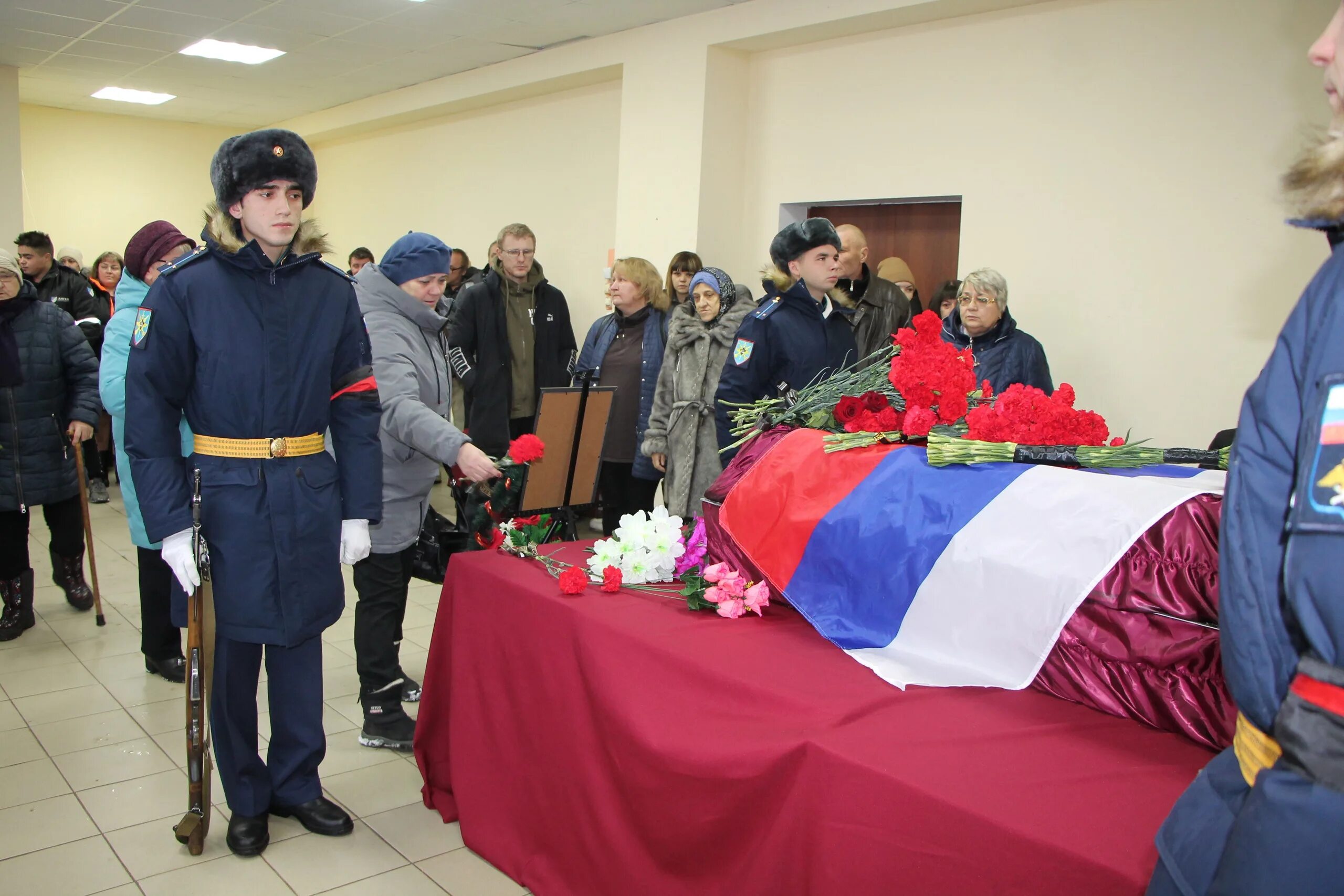 Прощание в дк. Прощание с погибшим солдатом. Простились с погибшим в ходе спецоперации. В Твери простились с погибшими на Украине.