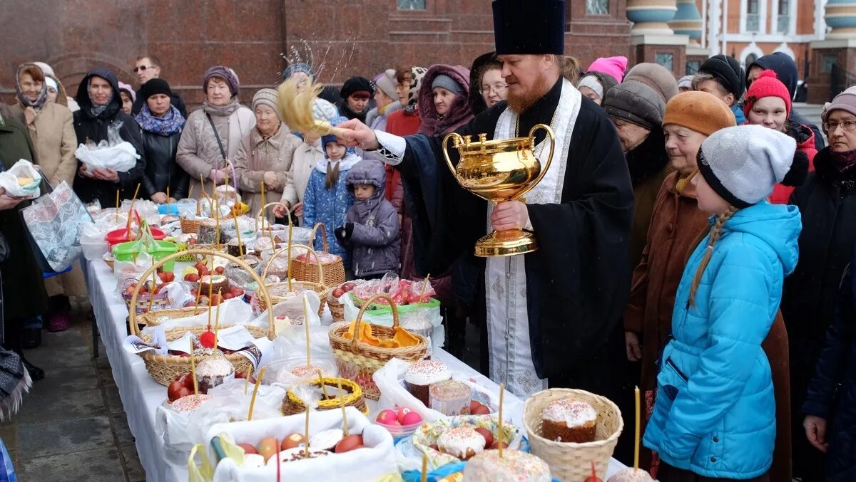 Освящение куличей и яиц на Пасху в храме. Освящение куличей на пасхальной службе. Освящение куличей и яиц в церкви. Освещение куличей в церкви. Можно ли есть в храме