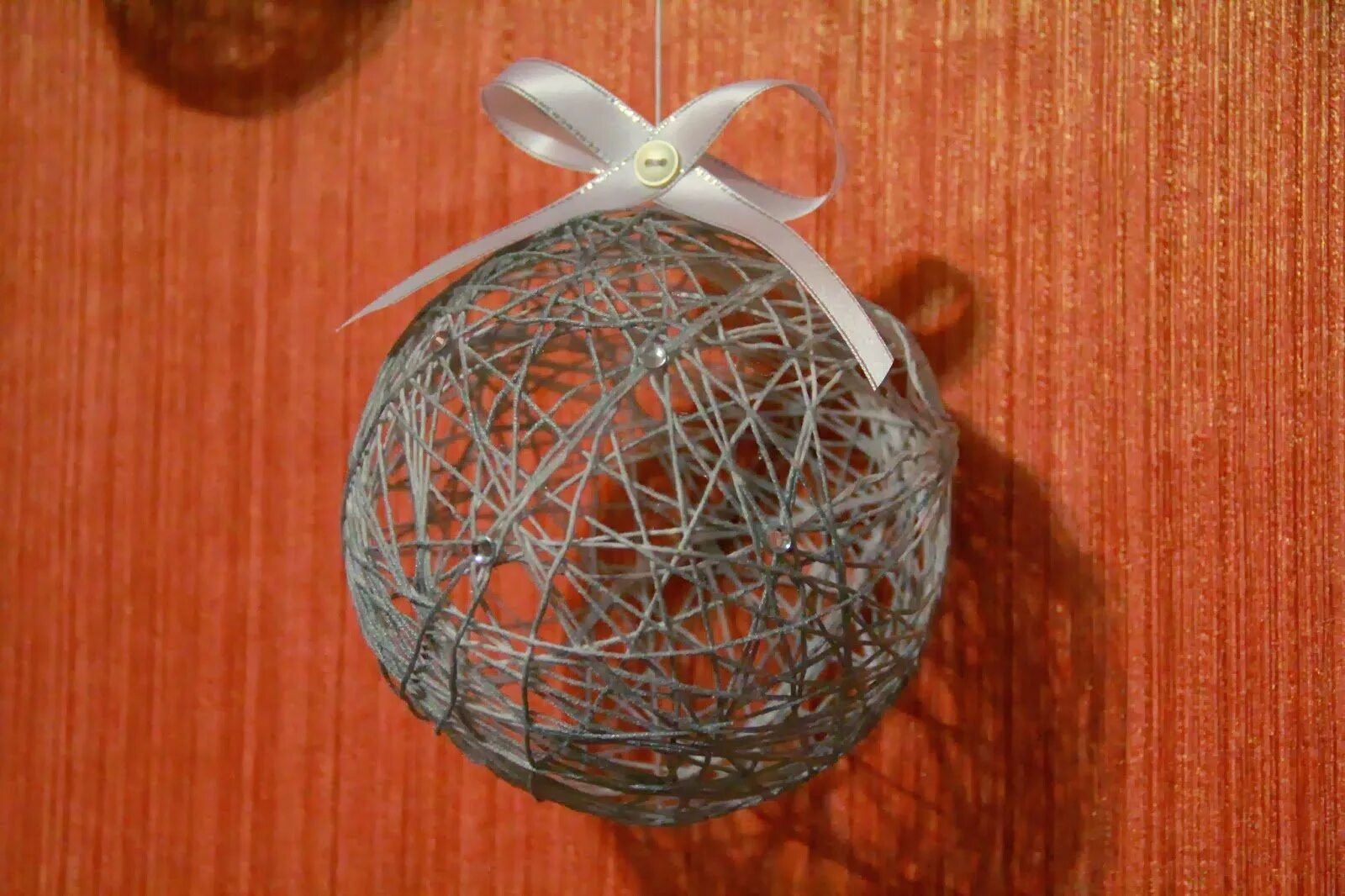 Новогодняя поделка из воздушного шара. Шар из ниток и клея. Шары из ниток и клея пва. Воздушные шары на новый год. Воздушные шары на новый год.