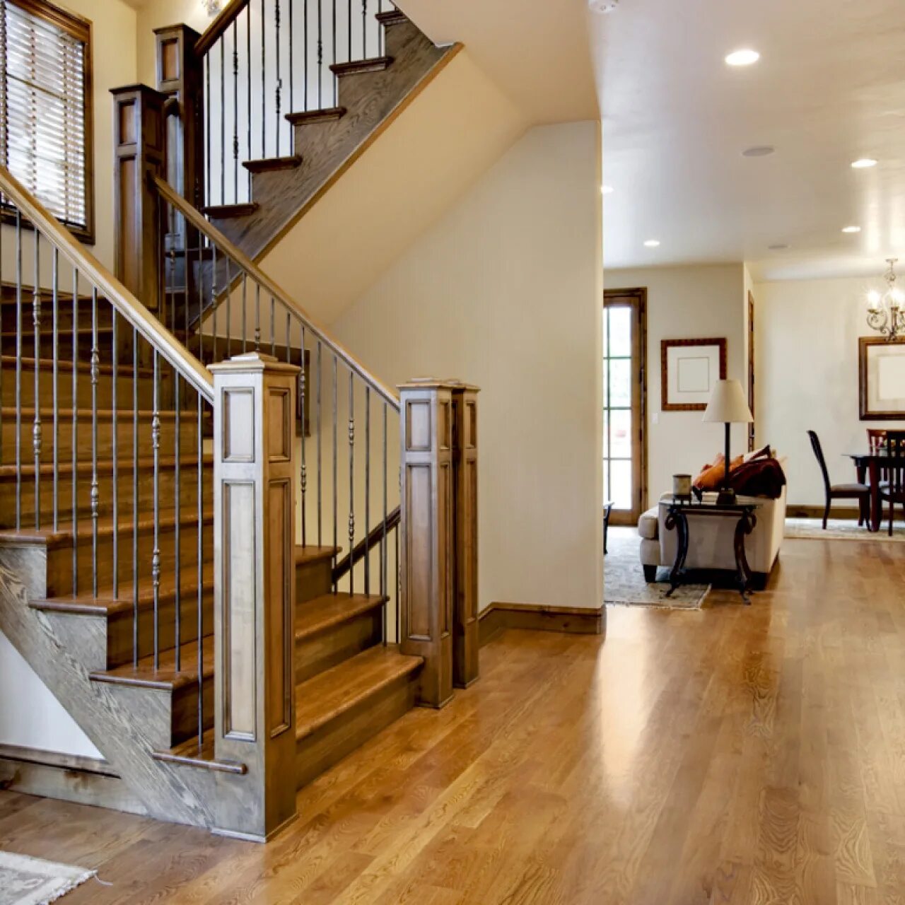 Лестницы для частного дома купить. Лестница деревянная двухмаршевая. Лестница в частном доме. Современная лестница в доме. Лестница в доме на второй этаж.