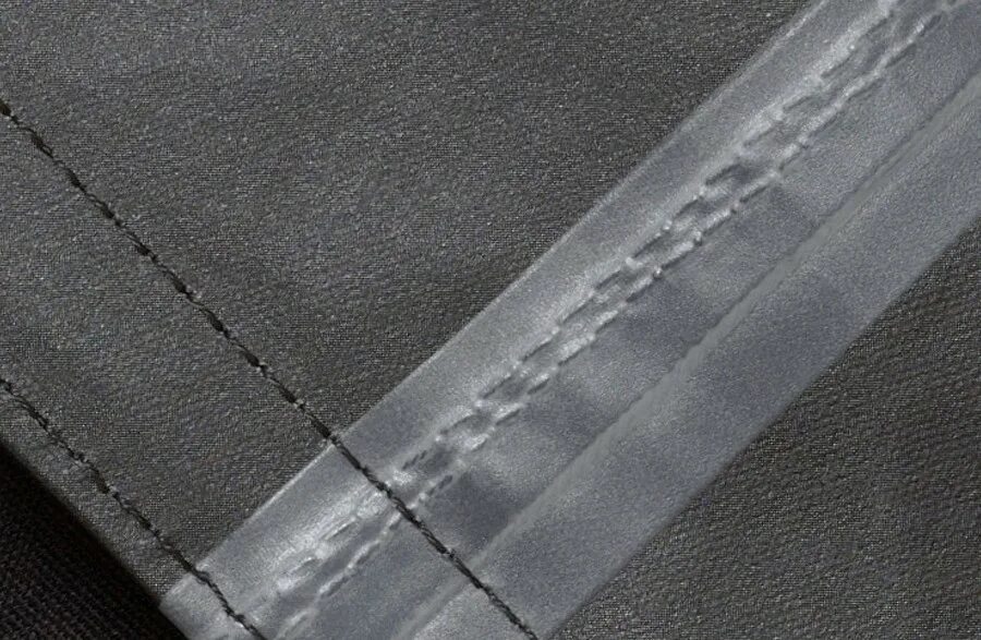 Склеивание шва. TPU лента для герметизации швов 20мм. Проклейка швов ткани. Герметизация ниточных швов. Герметичный шов на ткани.