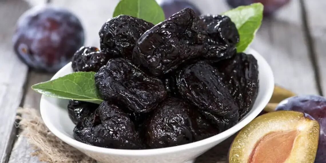 изюм чернослив финики. сухофрукты перекус. если кушать чернослив каждый день. изюм кишмиш. можно ли есть чернослив на ночь.