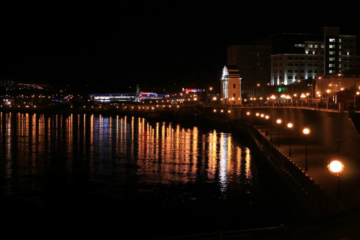 вечерняя набережная. набережная ночью. набережная реки амур благовещенск. пушкинская набережная москва. воронеж набережная ночью.