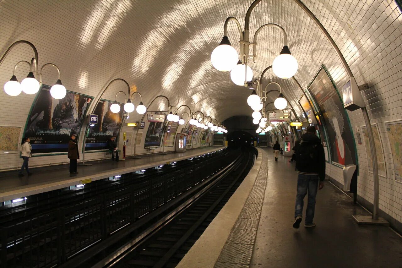 Сколько метро париж. Метро Парижа. Станции метро Парижа. Метро Ситэ Париж. Станции метро во Франции.