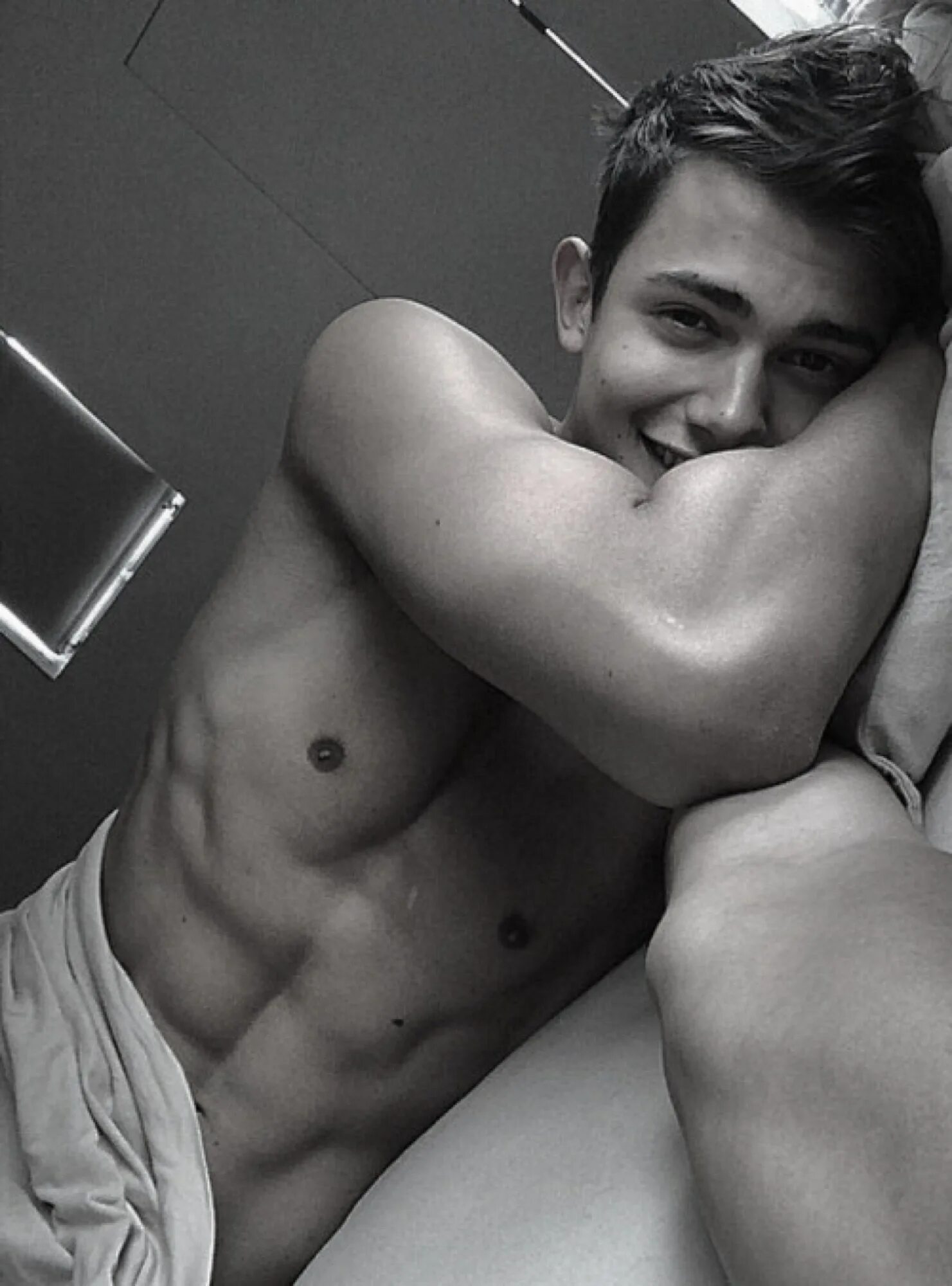 Hot boys 18. Guys. Твинки парни. Greg remmey. Austin victoria торс.