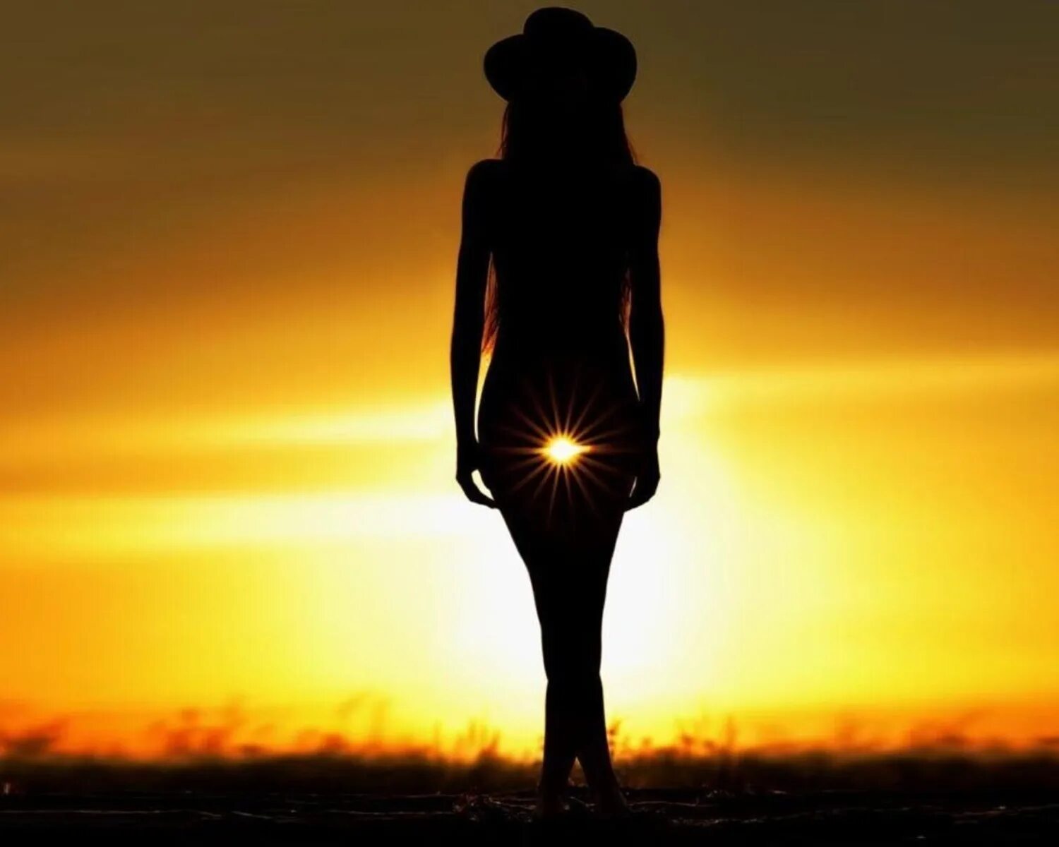 земное затмение. красивые силуэты. силуэт женщины. солнце звезда. человек на фоне заката.