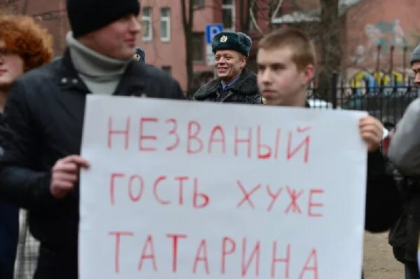 Почему татарин плохой гость. Лозунги против мигрантов. Нет мигрантам плакат. Плакаты против мигрантов. Незваный гость хуже татарина.