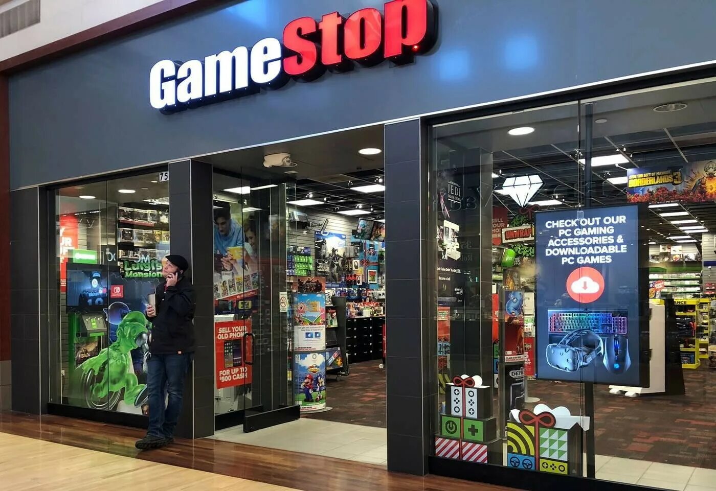 Game on gaming store. GAMESTOP магазин. GAMESTOP магазин в Америке. Магазин компьютерных игр. Game stol.