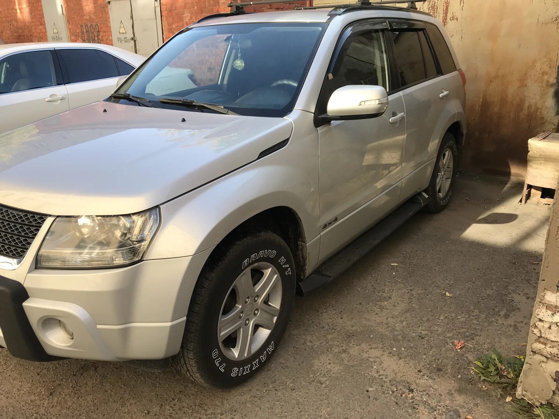 Suzuki grand vitara на авито. Grand Vitara Salomon. Подножки Suzuki Grand Vitara. Сузуки Гранд Витара 2005 год подножки. Подножки на Сузуки Гранд Витара 2013 года.