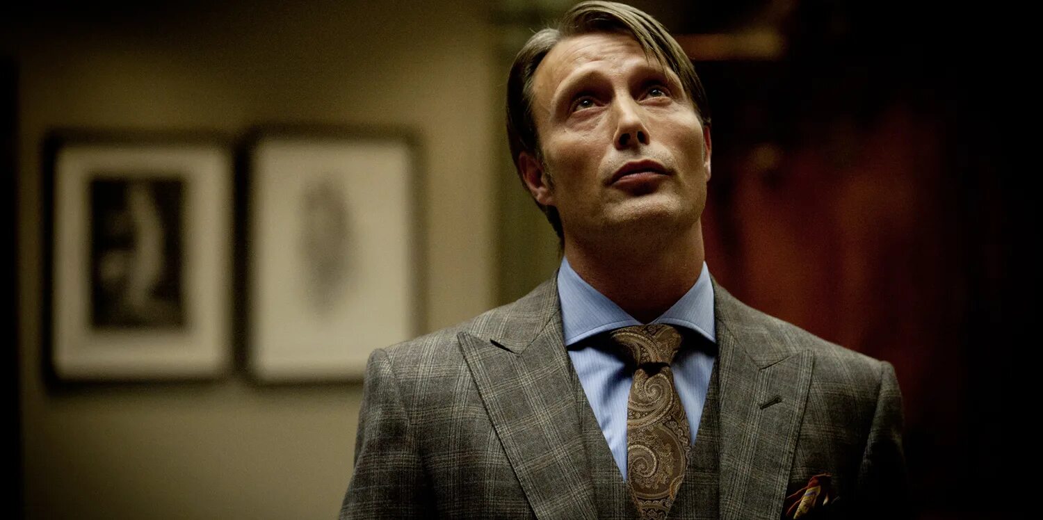 доктор лектор ганнибал сериал. мадс миккельсен ганнибал лектор улыбка. канибалл мадс микельсен. мадс миккельсен лектор. доктор лектор мадс миккельсен.