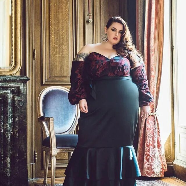 Plus-Size Тесс Холидей. Тесс Холидей в Вечернем платье. Холидей модель плюс сайз. Самая известная модель плюс сайз Тесс Холидей. Необычайно толстая