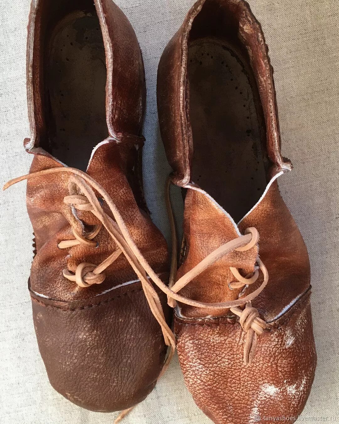Обувь кожи купить в москве. Натуральная кожаная обувь. Кожаная обувь коричневая. Ботинки из кожи. Коричневые ботинки.