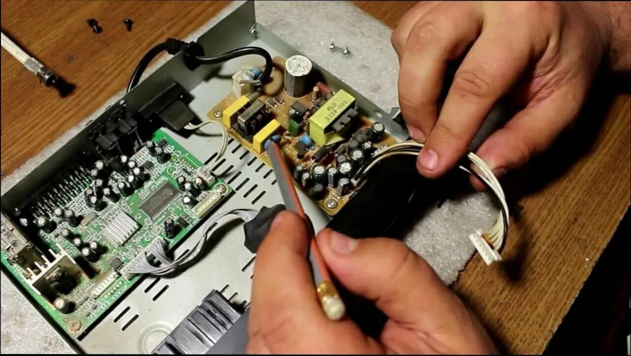 Волна 201 антенный разъем. Sis231. Замена тв тюнера в телевизоре. T65 схема. Антенный разъем для ресивера триколор.