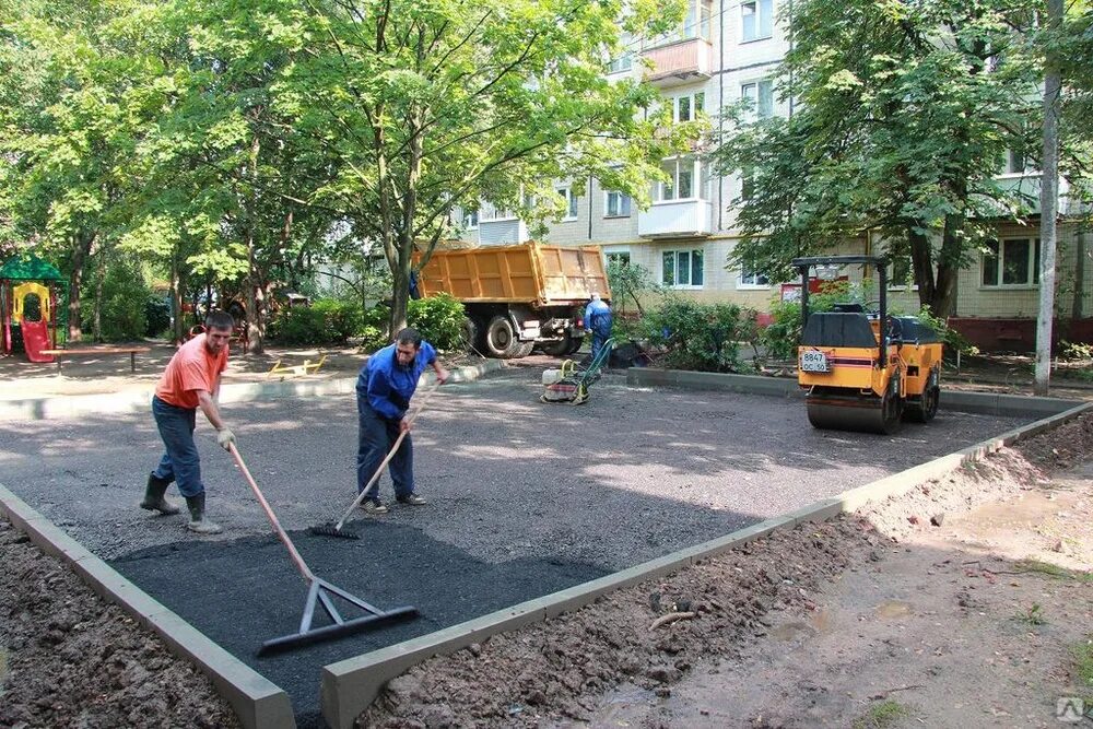 Асфальтирование и благоустройство. Асфальтирование дворовых территорий. Укладка асфальта на тротуаре. Благоустройство асфальтового покрытия. Асфальт во дворе.