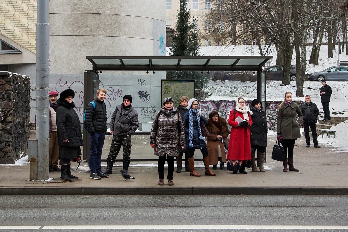 Автобусная остановка с людьми. Люди на остановке. Люди на остановке зимой. Народ на автобусной остановке. Россия не остановится