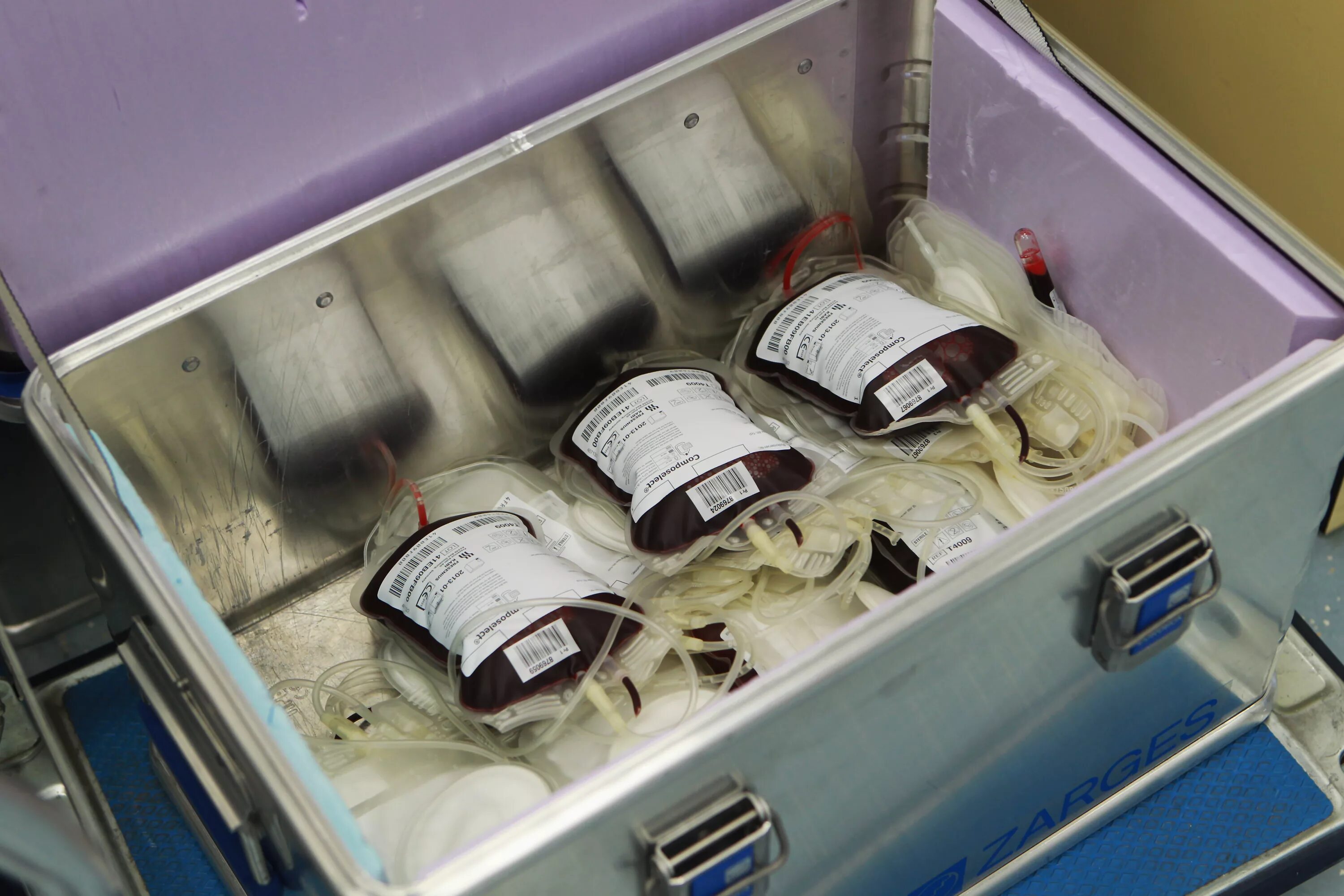 Сколько хранить кровь в холодильнике. Хранение донорской крови в холодильнике. Холодильник для хранения крови. Холодильник для хранения биоматериала. Холодильник с донорской кровью.