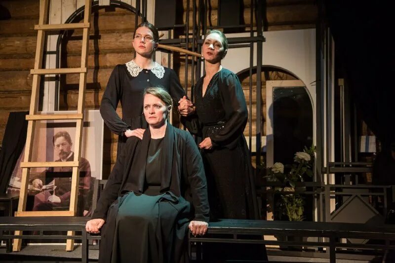 Мелиховский театр чеховская студия актеры. Спектакль черный монах мелихово. Чеховской студии. Сцена театра атмосфера. Ивановский театр спектакль.