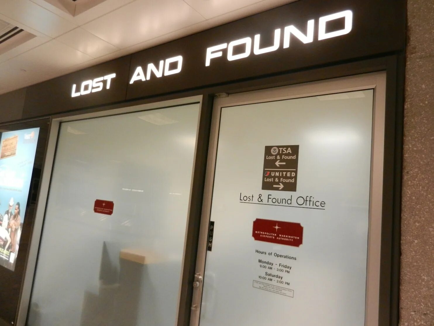 Бюро находок аэропорт шереметьево. Бюро находок в аэропорту. Lost and found в аэропорту. Lost and found в аэропорту. Бюро находок в аэропорту.