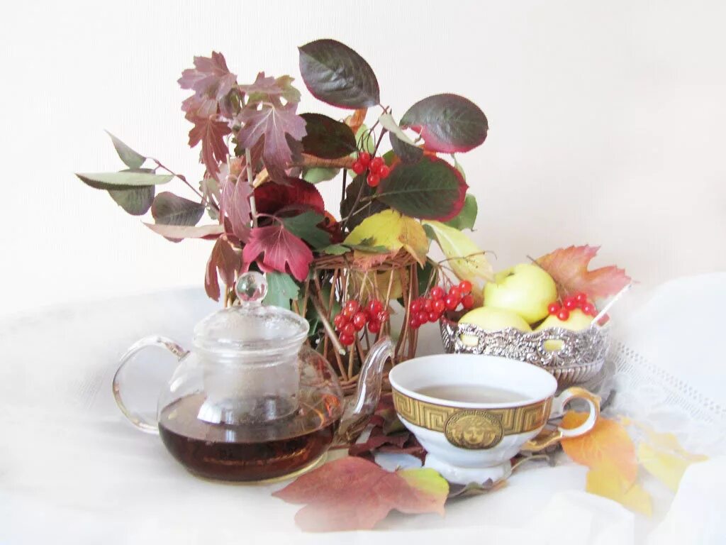 С 1 октября первый день осени. Доброе воскресное утро 1 октября. С добрым октябрьским утром. Осенние открытки. Доброе утро завтра октябрь.