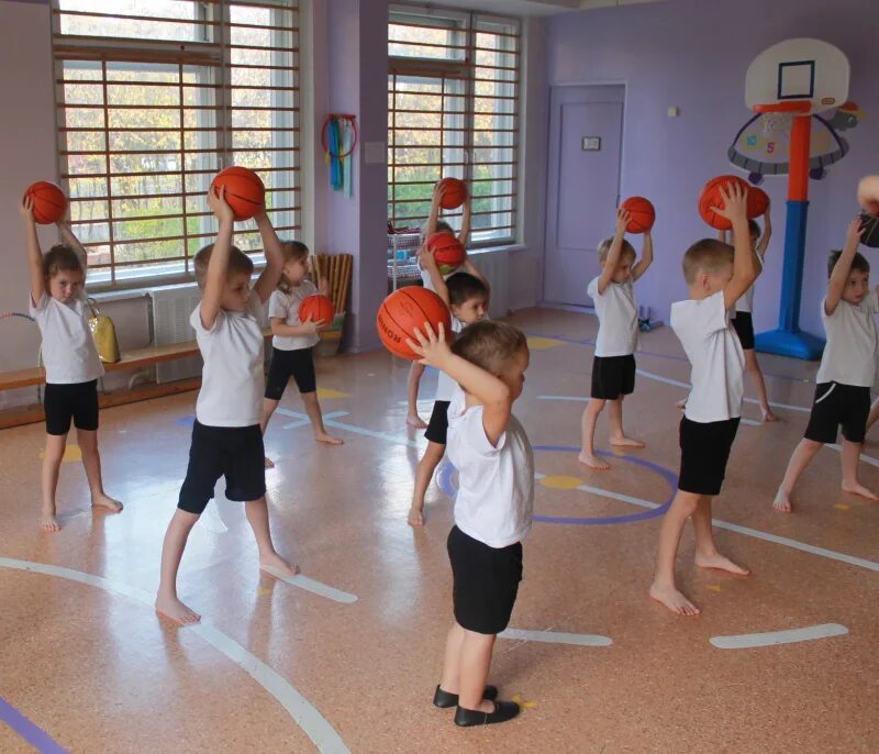 Физкультурные игры в группе. Баскетбол в детском саду. Занятия баскетболом для детей. Баскетбол в ДОУ. Игровые упражнения баскетбол в детском саду.