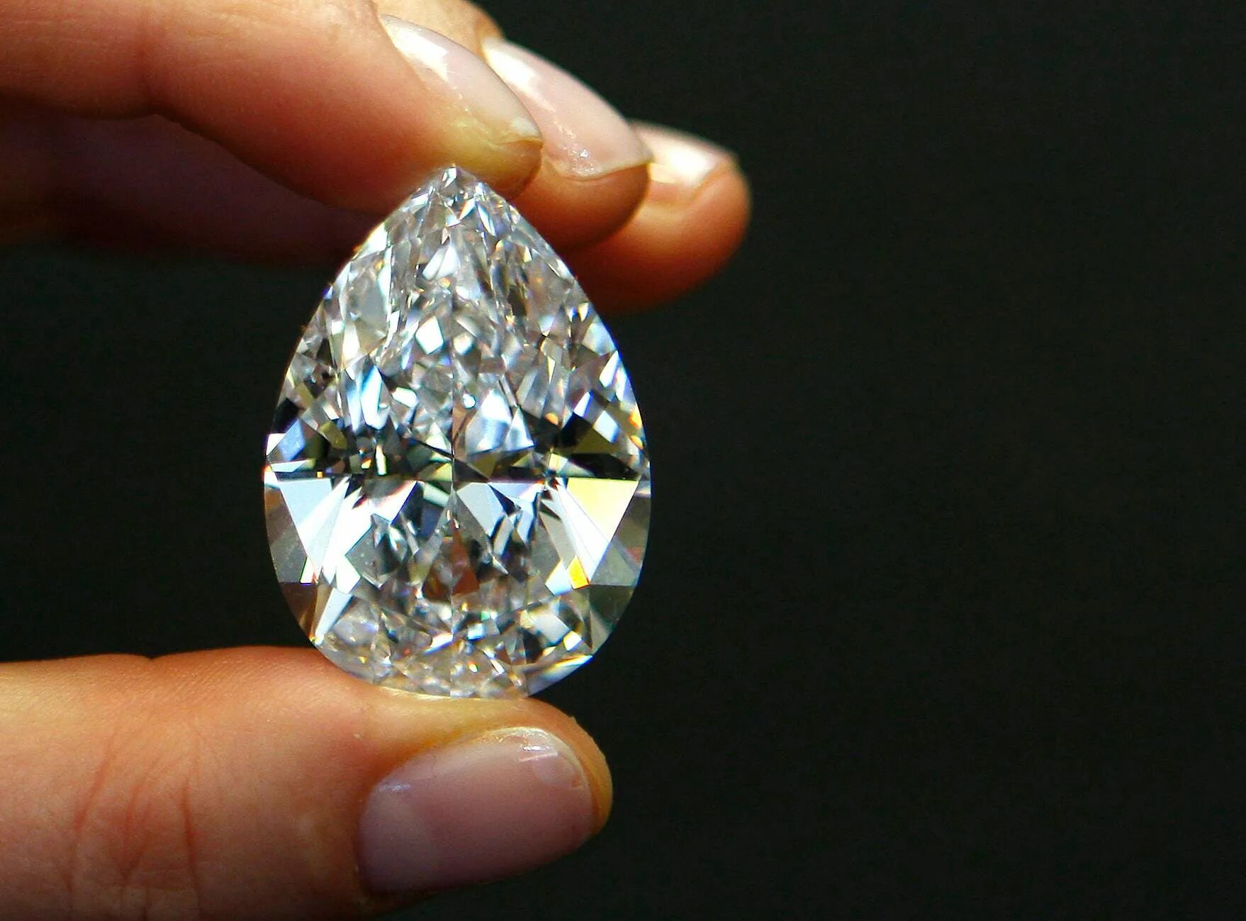 Diamond 7 carat f. 1 карат драгоценного камня. Фианит бриллиант муассанит сваровски. Бриллиант в руке. 1 карат драгоценного камня.