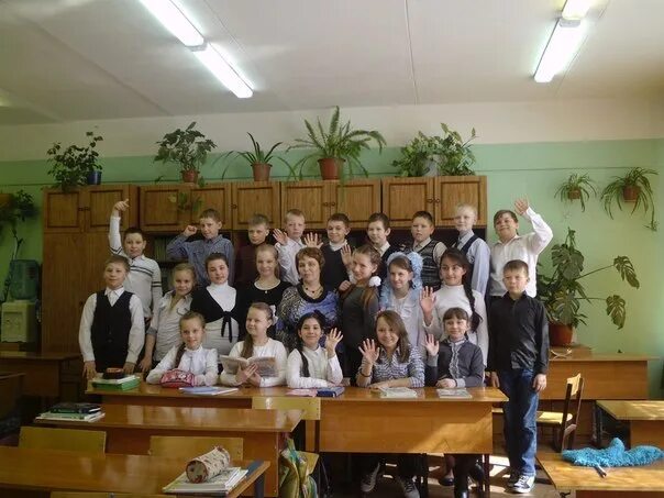 Школьники младших классов. Дети в школе. Фотосъемка в школе. Одноклассники сверстники друзья 5 класс обществознание. Класс с учениками.