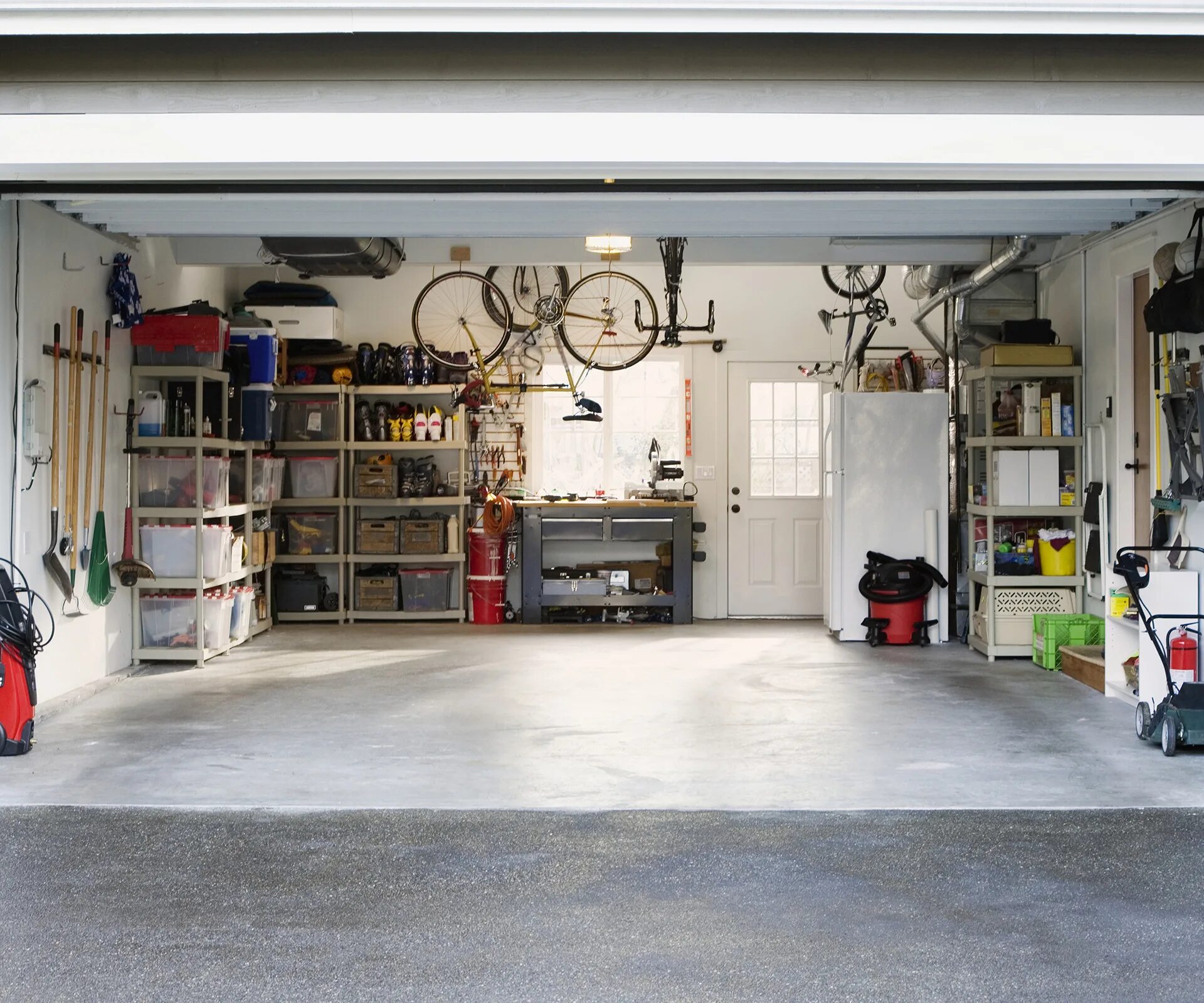 Гараж внутри. Интерьер гаража. Дизайнерская отделка гаража. Красивый гараж. Реконструкция гаража