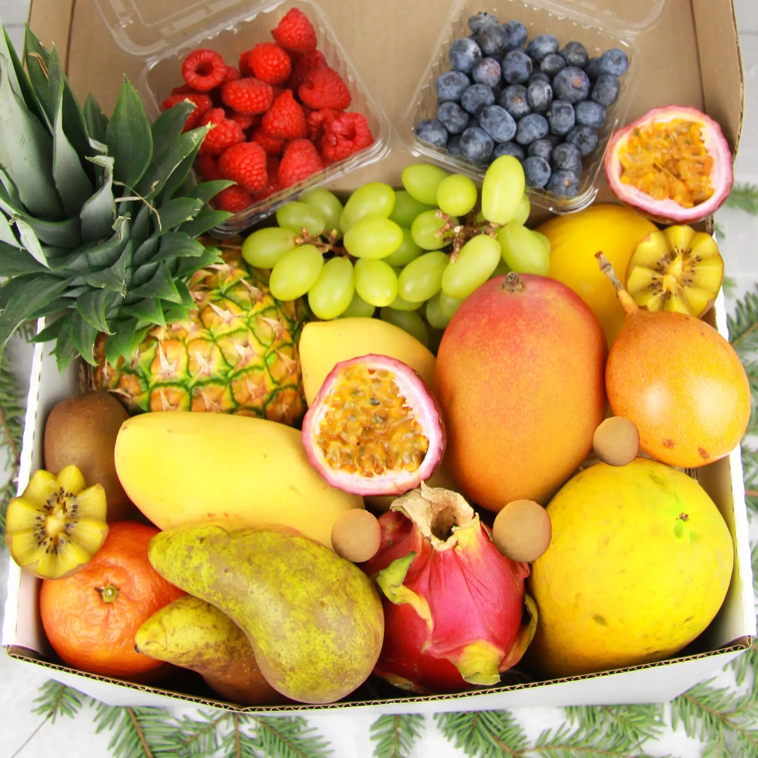 Экзотические фрукты. Коробочка с фруктами. Набор экзотических фруктов. Коробка экзотических фруктов.