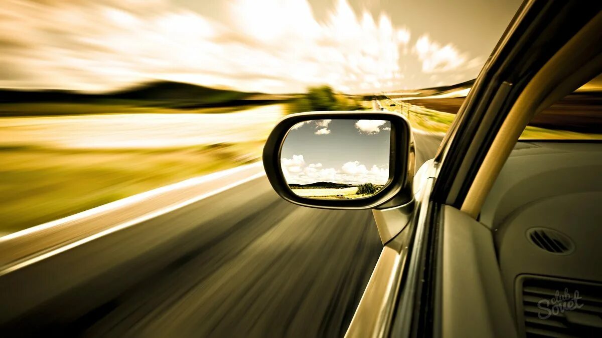 Победа всегда дорога. Машина на дороге. Зеркало автомобиля. Путешествие на машине. Вид из окна автомобиля.
