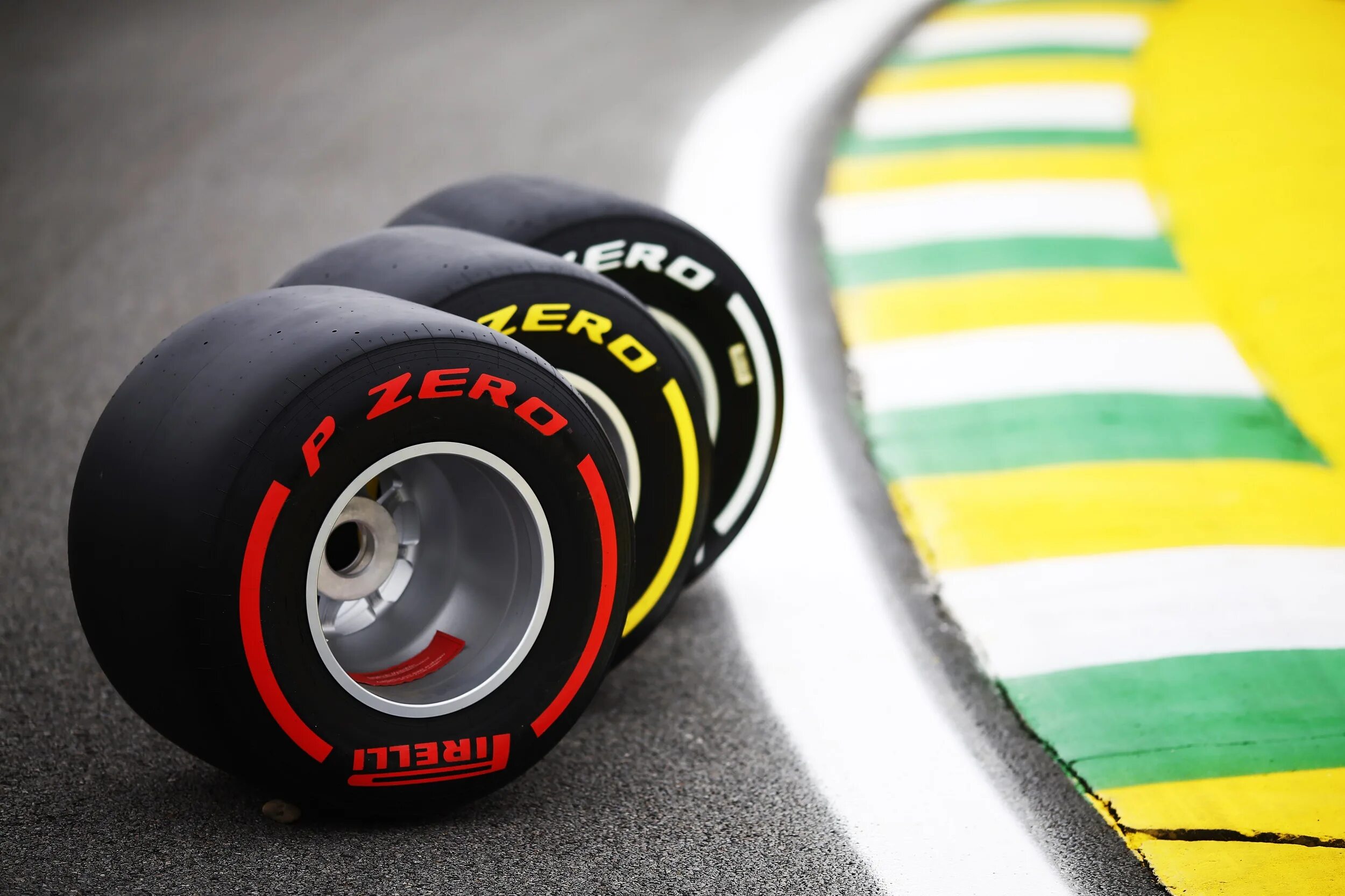 Слики резина. Шины Пирелли формула 1. F1 Pirelli Tyres 2022. Слик резина ф1. Слики формулы 1.