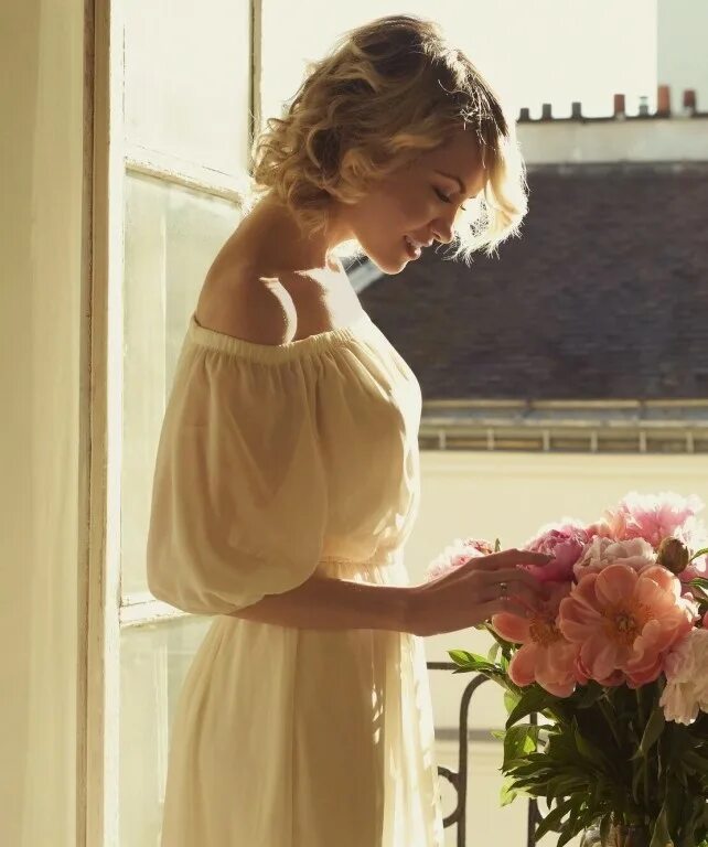 песня девочка в бежевом платьишке. джемма артертон в сарафане. девушка в бежевых тонах. песня девочка в бежевом платьишке. Junona платья для девочек.