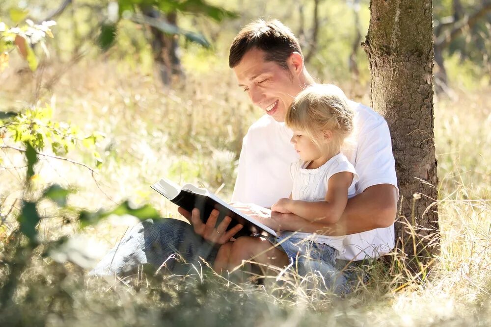 Иванов сын природы читать. Чтение Библии на природе. Семья читает Библию на природе. Фотосессия на природе отец с сыновьями. Человек с Библией на природе.