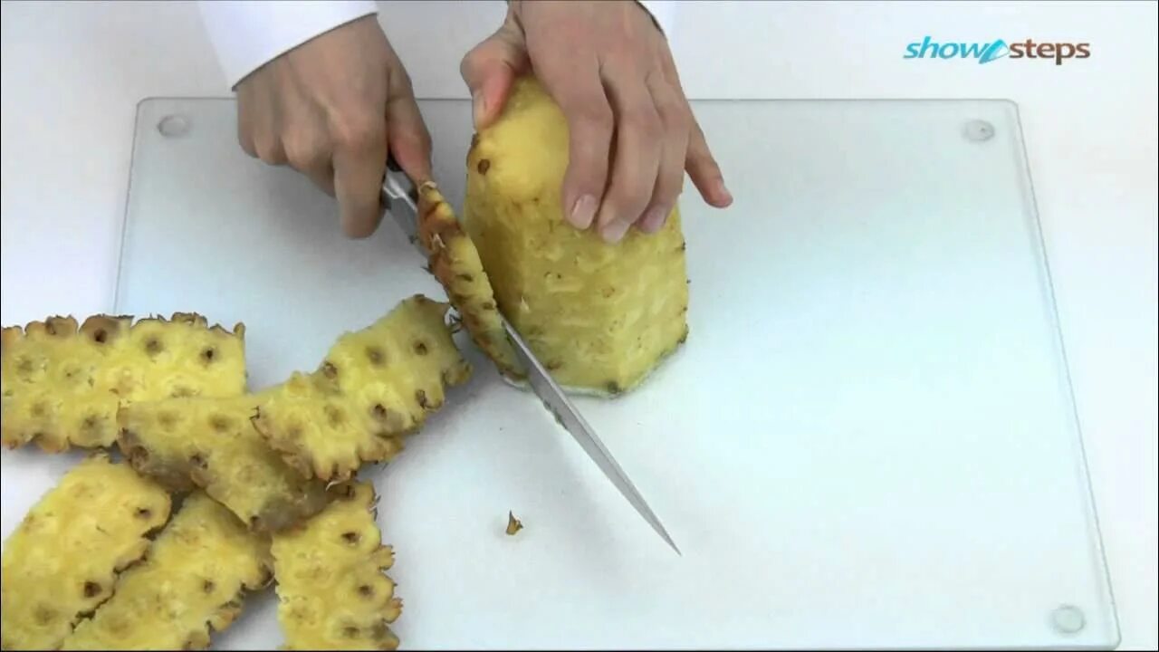 Порезать ананас дольками. Как порезать ананас правильно. Ананас разделать кусочками. Как правильно разрезать ананас. Как правильно почистить ананас.