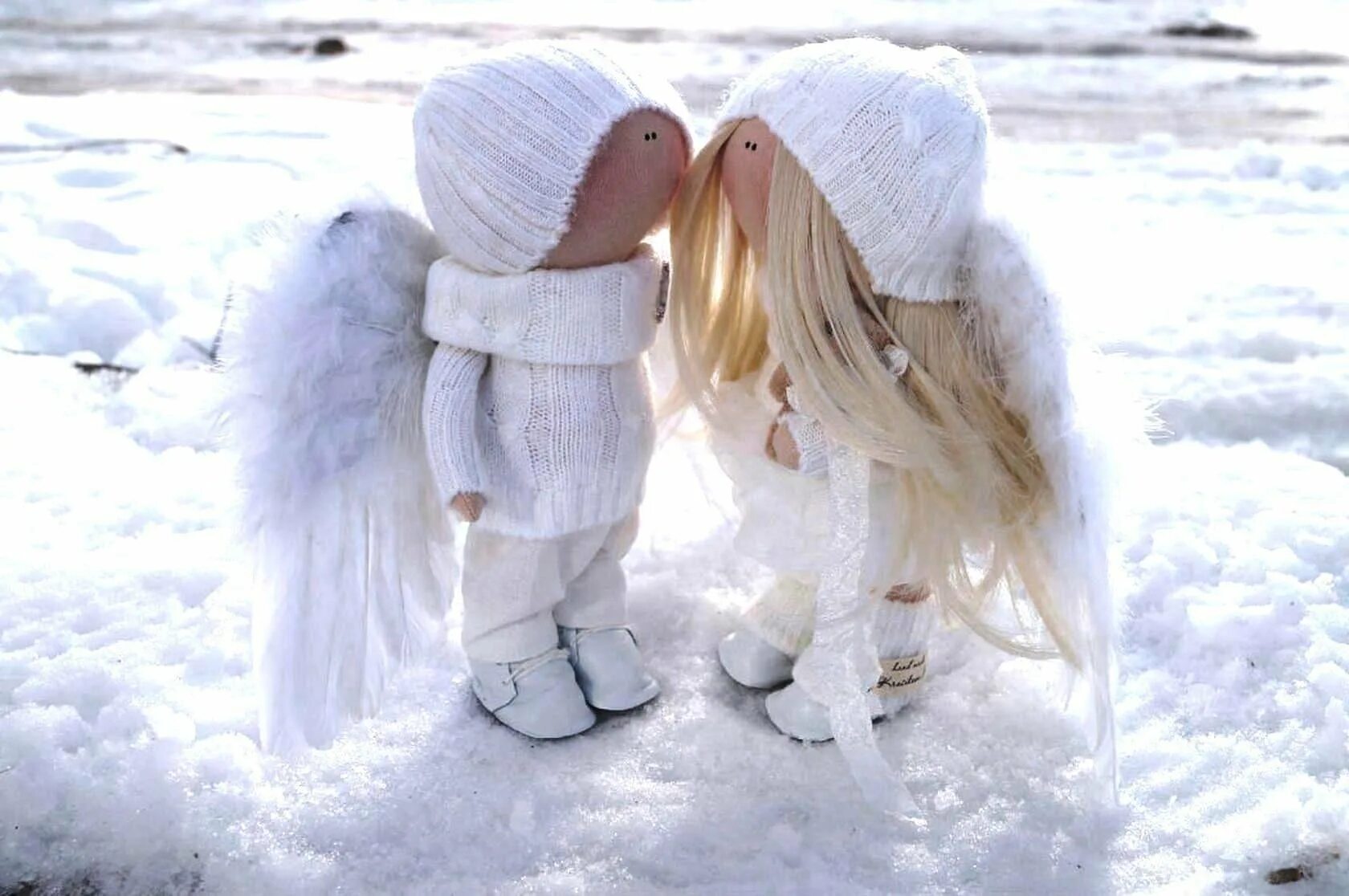 Зимний ангел. Зимнее счастье. Ангел на снегу. Ангелочки на снегу.