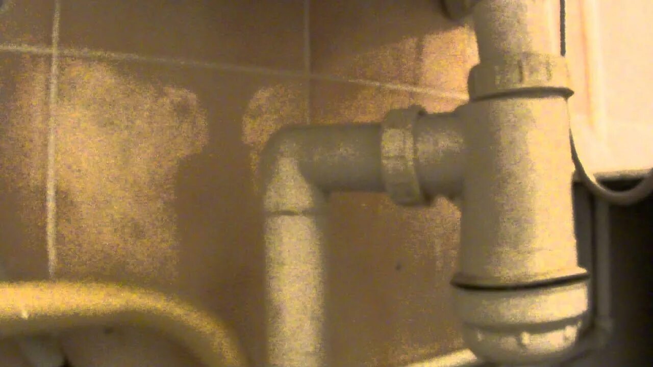 Фановая труба септика схема. Плохо сливается вода в ванной. Почему булькает в ванной вода. Почему булькает в ванной вода. Сифон для раковины с верхней прочисткой.