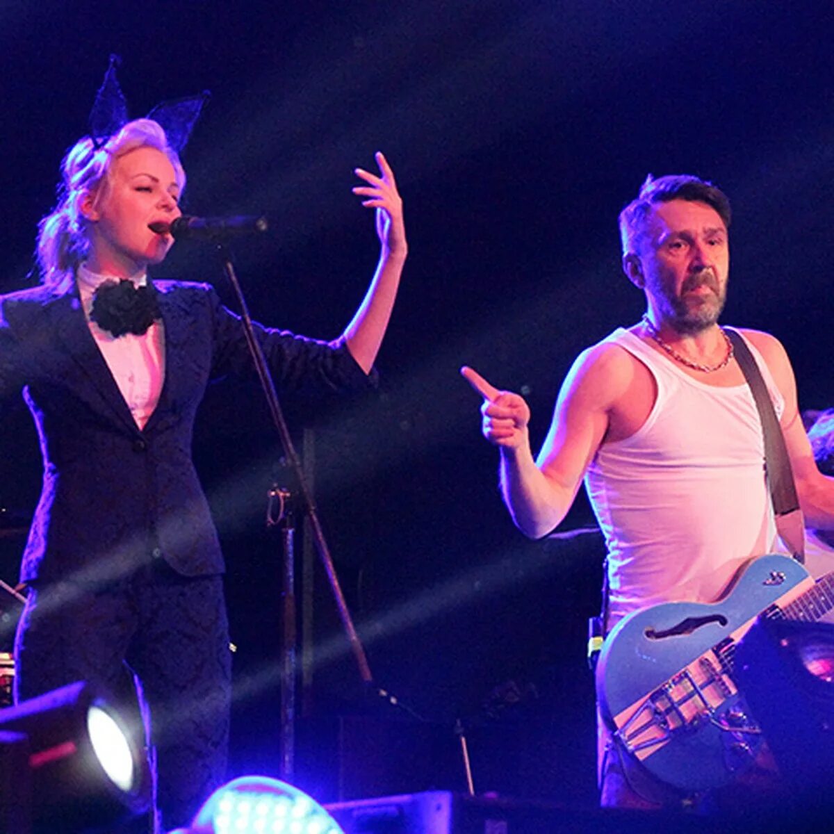 Дворец спорта группа ленинград. Группа ленинград песня лабутены. Исполнительница лабутены ленинград. Группа ленинград на лабутенах. Ленинград шнур лабутены.