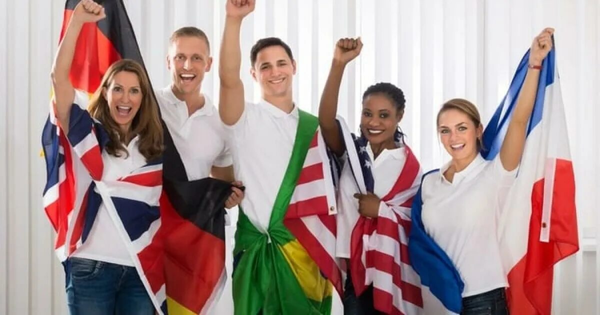 Человек с флагом. Иностранные студенты с флагами. Люди с разными флагами. Люди с фалагамиразных стран. Different nations