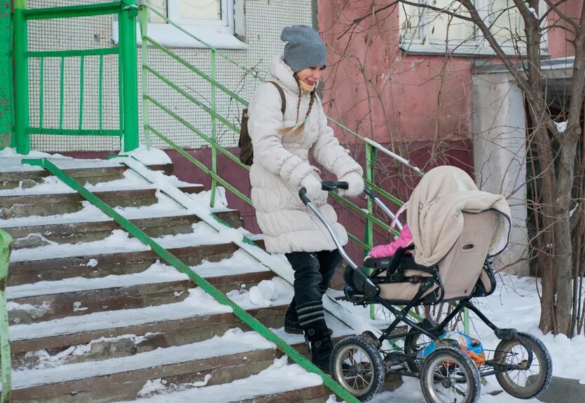 Приспособление для детской коляски для подъема по лестнице. Детская коляска и пандус. Детская коляска для лестницы. С коляской по лестнице. Как спускать коляску по лестнице с ребенком