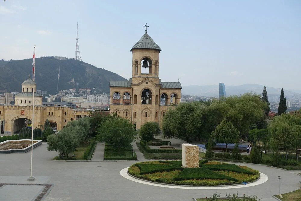 Троица тбилиси. Храм Святой Троицы Тбилиси. Площадь пяти церквей Тбилиси.